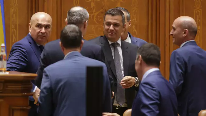 Guvernul adoptă reforma administrației publice. 13.000 de angajați concediați, parlament redus la 400 de membri