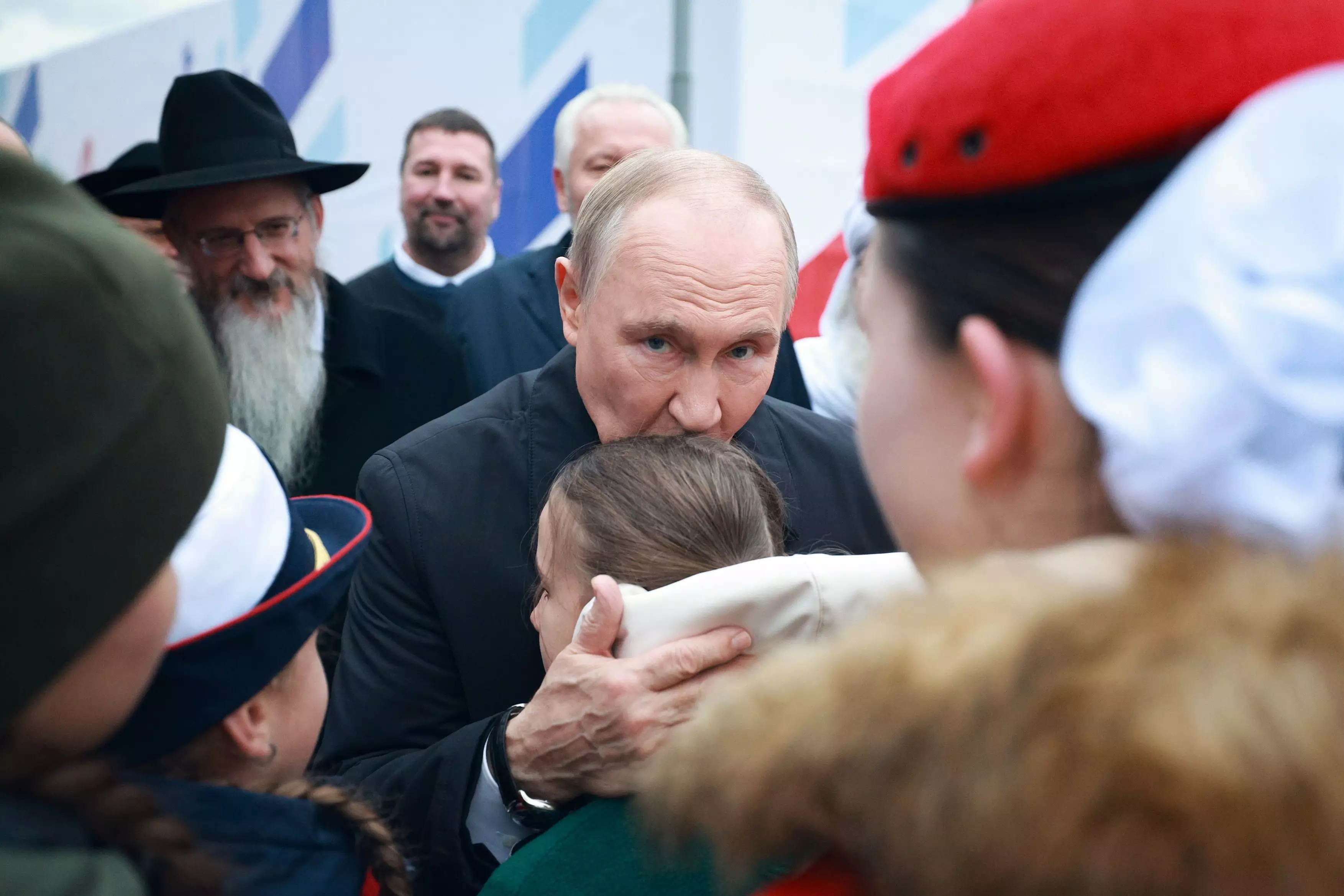 VIDEO. Momentul &icirc;n care o fetiță de 11 ani &icirc;l confruntă pe Putin: &bdquo;Unchiul meu e trimis din nou la război&rdquo;. Reacția liderului