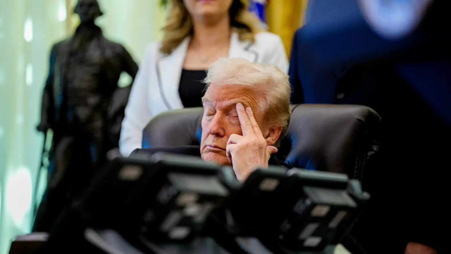 Imagini virale cu Donald Trump &icirc;n Biroul Oval, &icirc;n timpul unor declaraţii: &bdquo;Somnorosul Don s-a &icirc;ntors&rdquo;. FOTO VIDEO