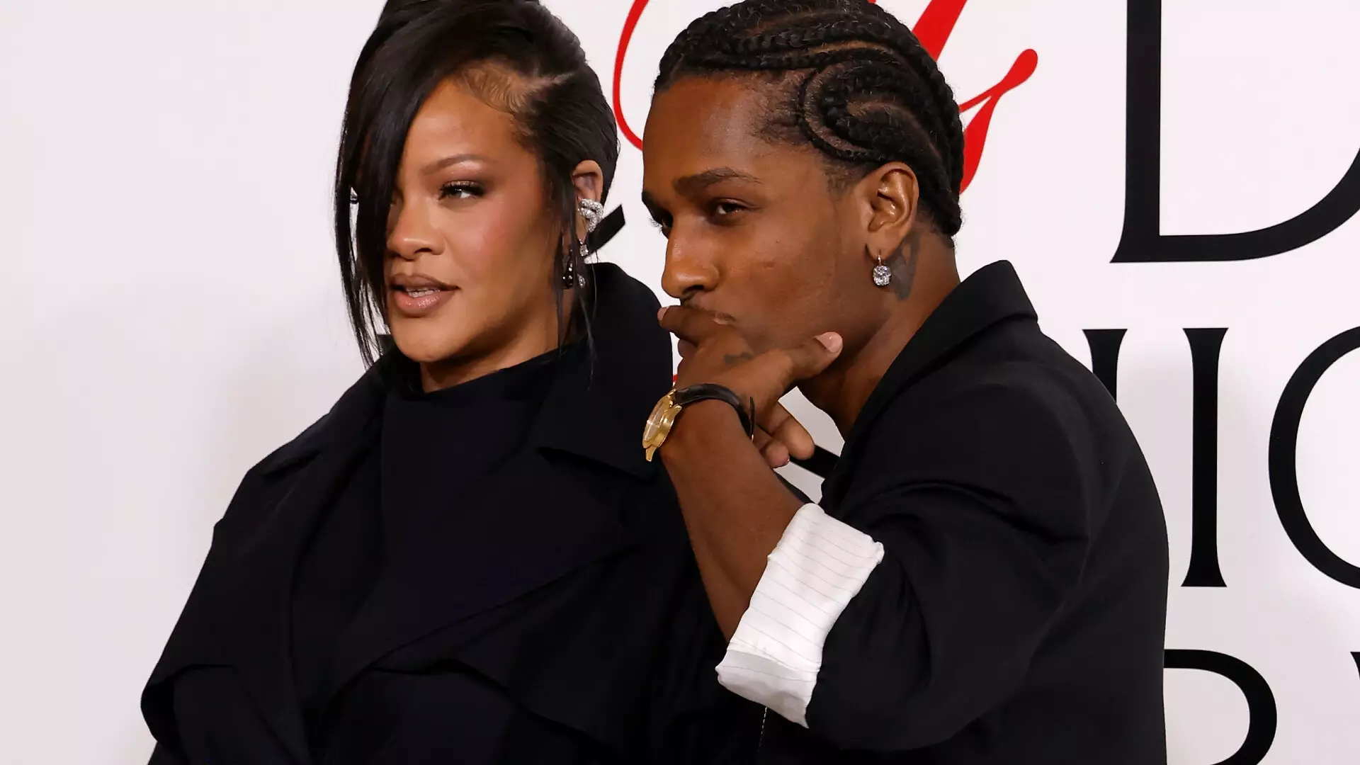 Rihanna și A$AP Rocky surprinși la o cină romantică &icirc;n Santa Monica. Cum arată artista la scurt timp după naștere. FOTO