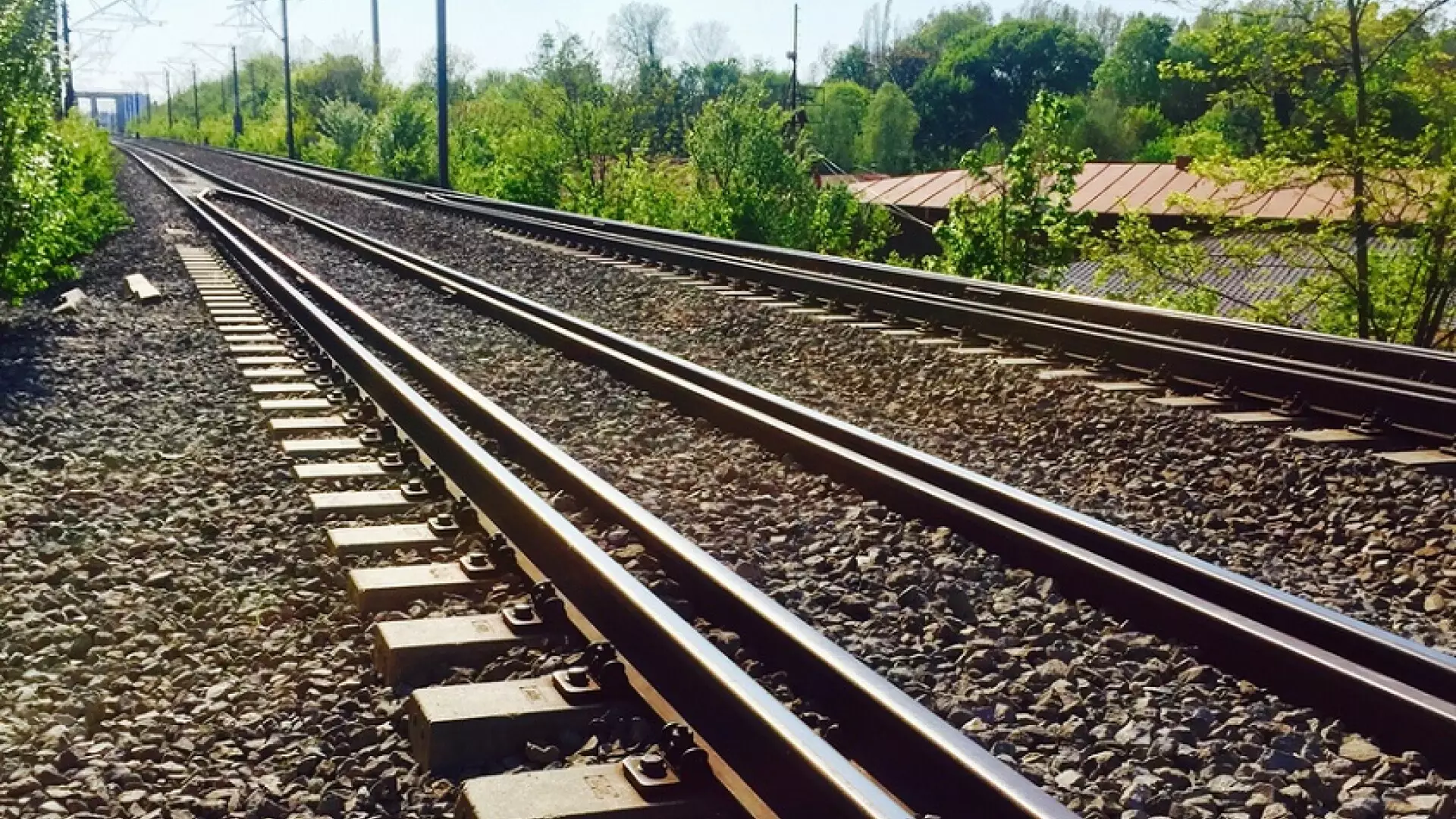 Doi minori au fost reţinuţi după ce ar fi pus osii &icirc;n calea unui tren &icirc;n care se aflau 30 de persoane