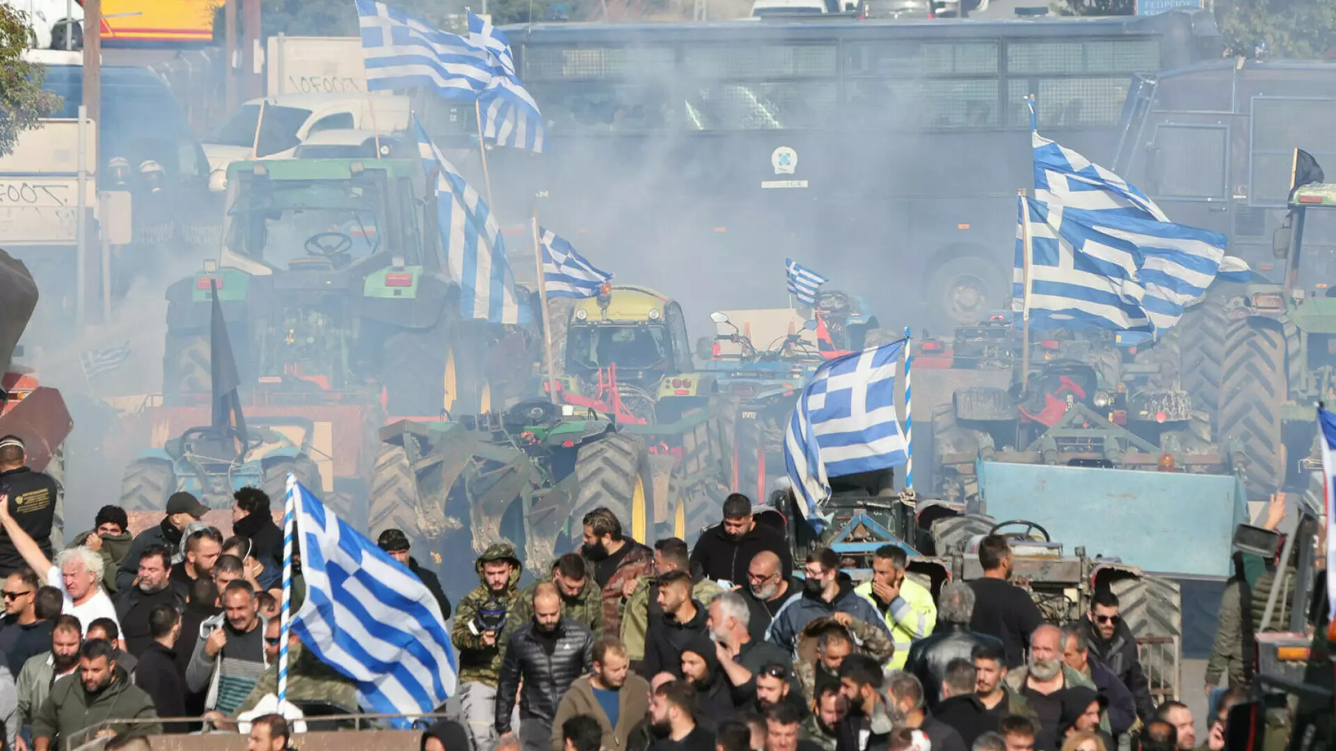 Fermierii au &icirc;nchis Creta. Mii de camioane au blocat insula. Protestatarii au atacat polițiștii cu pietre | FOTO