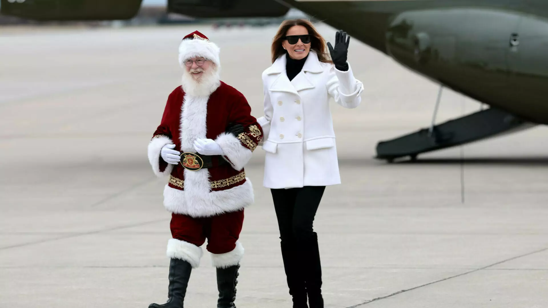 Melania Trump, apariție festivă alături de Moș Crăciun, la un eveniment caritabil. GALERIE FOTO