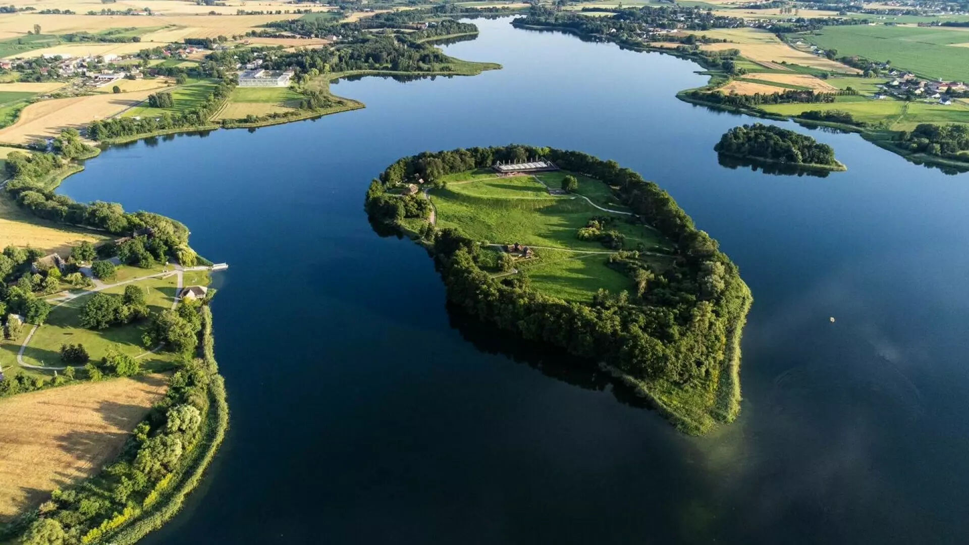 Descoperire uluitoare. Arme medievale ale unor &bdquo;războinici de rang &icirc;nalt&rdquo;, ascunse sub un lac misterios din Polonia. FOTO