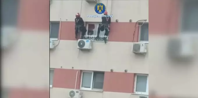 Intervenție spectaculoasă &icirc;n Capitală. O femeie care s-a baricadat &icirc;n casă a fost salvată ca &icirc;n filme. VIDEO