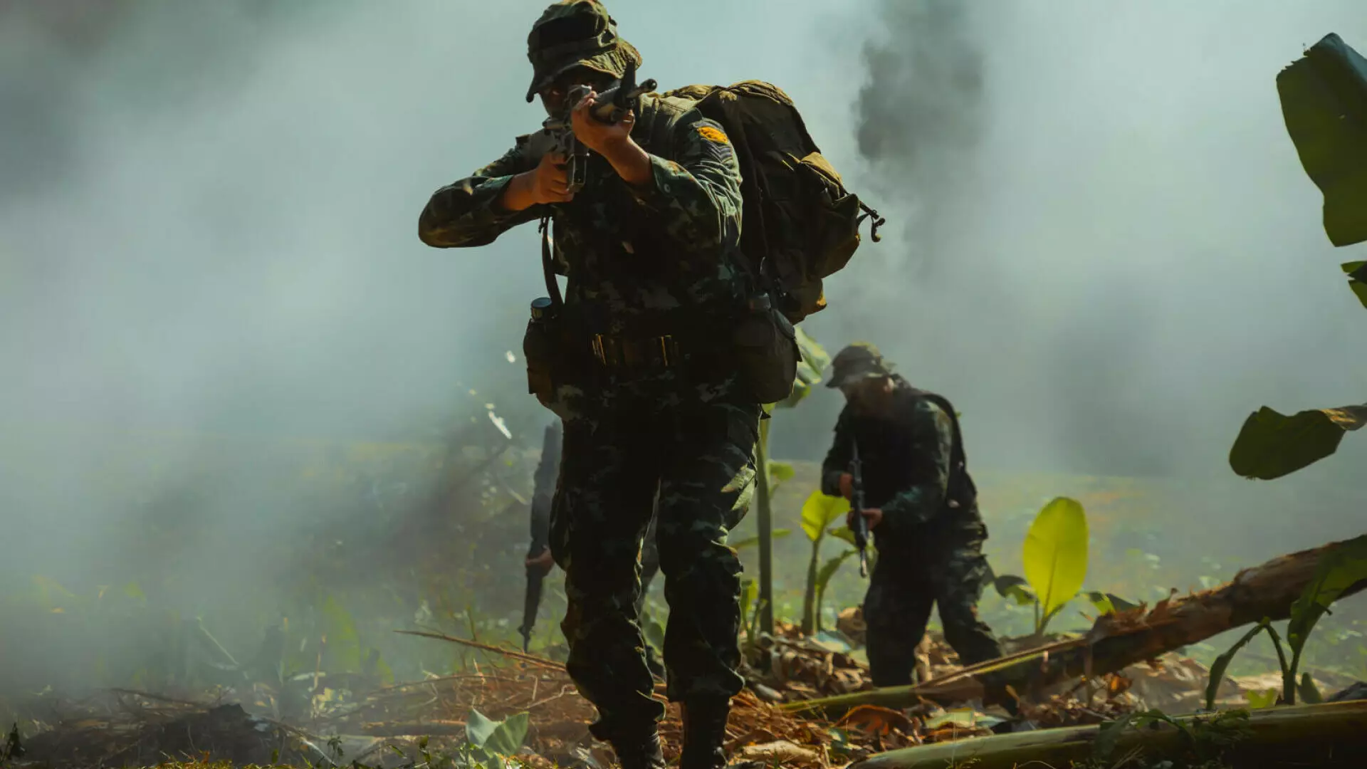 Două țări vecine &icirc;n conflict armat au făcut pace. Miniştrii Apărării s-au &icirc;nt&acirc;lnit la frontieră și au semnat armistițiul