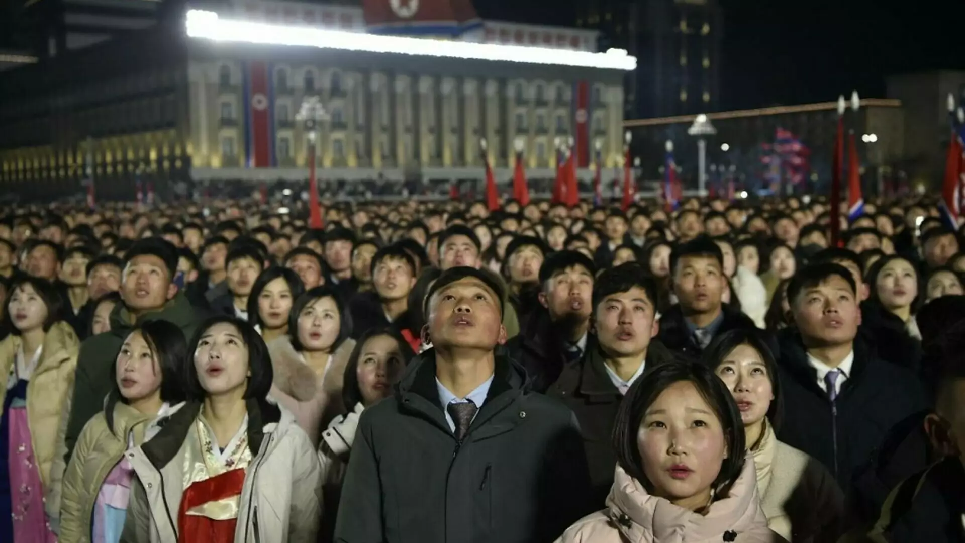 Revelionul &icirc;n Coreea de Nord, &icirc;n imagini. Supușii lui Kim Jong-Un au ieșit pe străzi &icirc;n Phenian | GALERIE FOTO