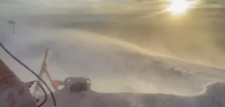 Imagini inedite cu deszăpezirea de la R&acirc;nca. Ce vede prin parbriz șoferul unei autofreze de mare capacitate. VIDEO