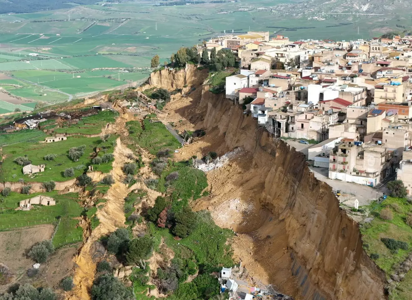 „Situaţia este critică” pentru un oraş din Sicilia aflat la propriu pe marginea unei prăpastii după o alunecare de teren
