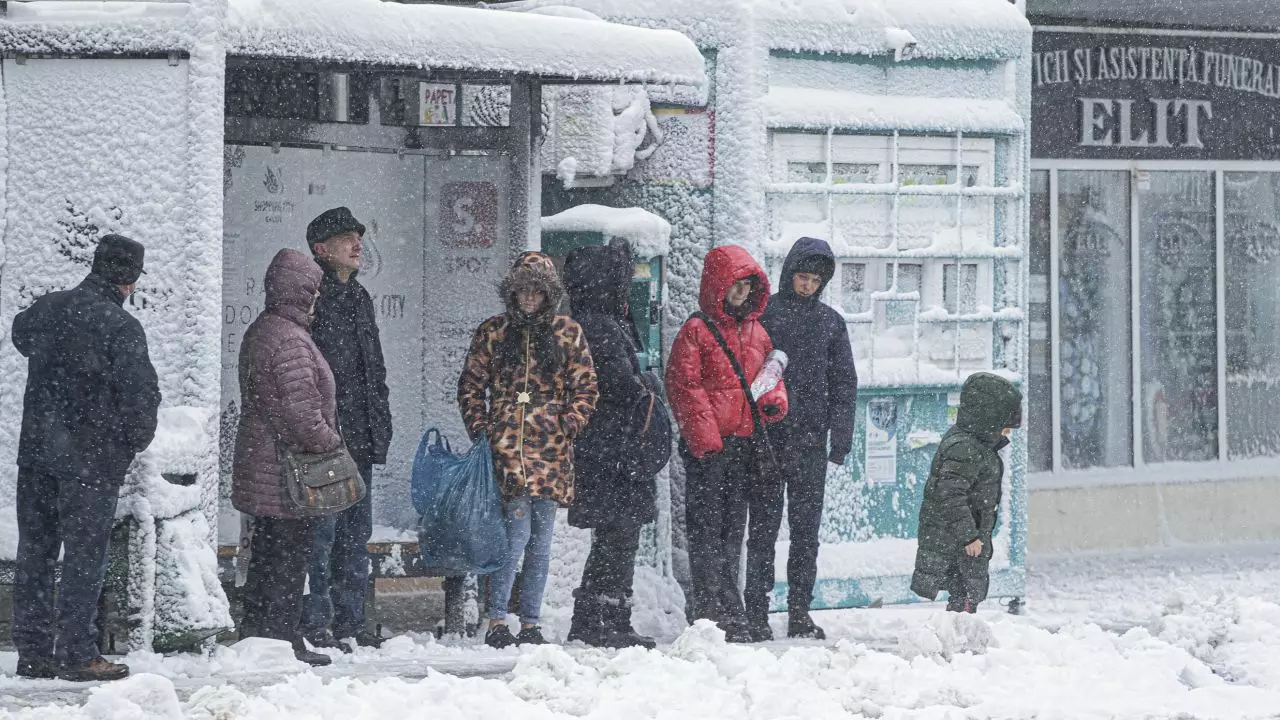 Vremea geroasă continuă, meteorologii anunță minime de -20 de grade. De joi, vremea se schimbă radical în România