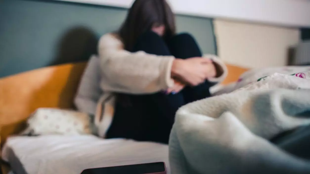 Tânără din județul Neamț, șantajată de doi bărbați ca să întrețină relații intime cu ei. Ce a pățit victima când a refuzat