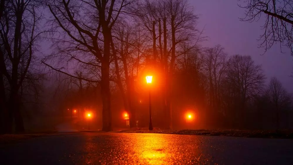Danemarca a introdus iluminatul stradal cu roșu într-un oraș pentru a rezolva o problemă. Care e situația