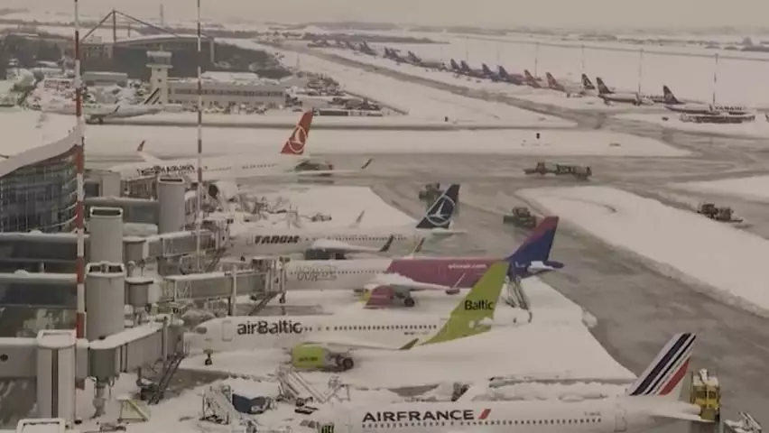 Zboruri anulate și întârziate pe Aeroportul Otopeni. Cum afectează ninsoarea și viscolul traficul aerian la București | LISTĂ
