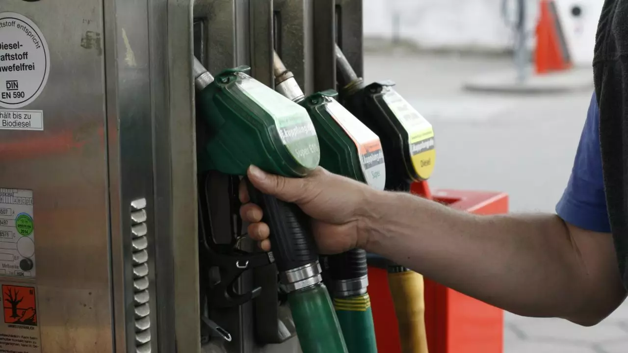 A doua majorare semnificativă consecutivă a preţului la carburanţi. Preţul motorinei a sărit de 8,5 lei/l