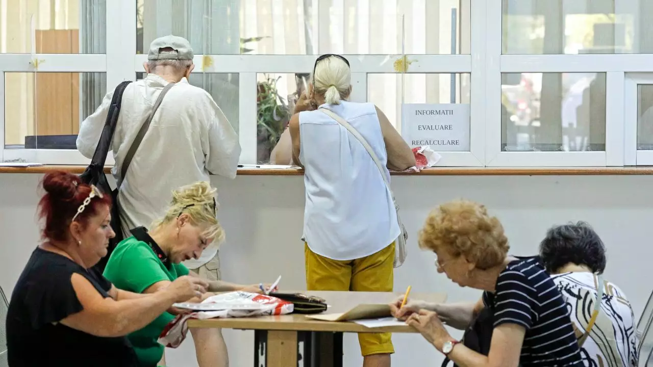 România a pierdut aproape 10.000 de pensionari în februarie 2026. Cât a fost pensia medie