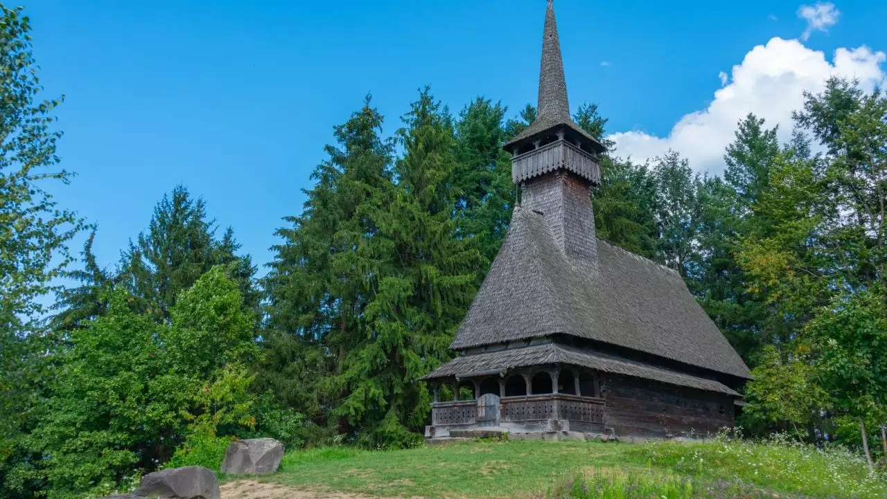 Biserică ortodoxă în stil maramureșean construită în România, dezasamblată și transportată în Japonia pentru a fi reasamblată