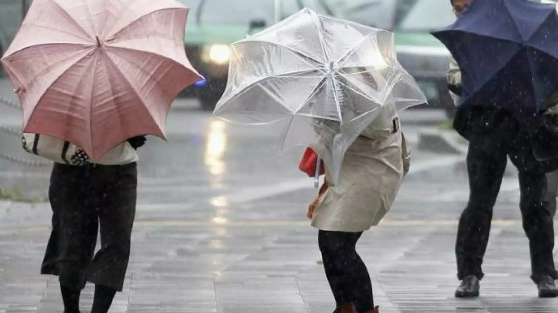 Prognoza ANM. Ploi torențiale, vânt puternic și izolat vijelii și grindină în mai multe județe. HARTĂ