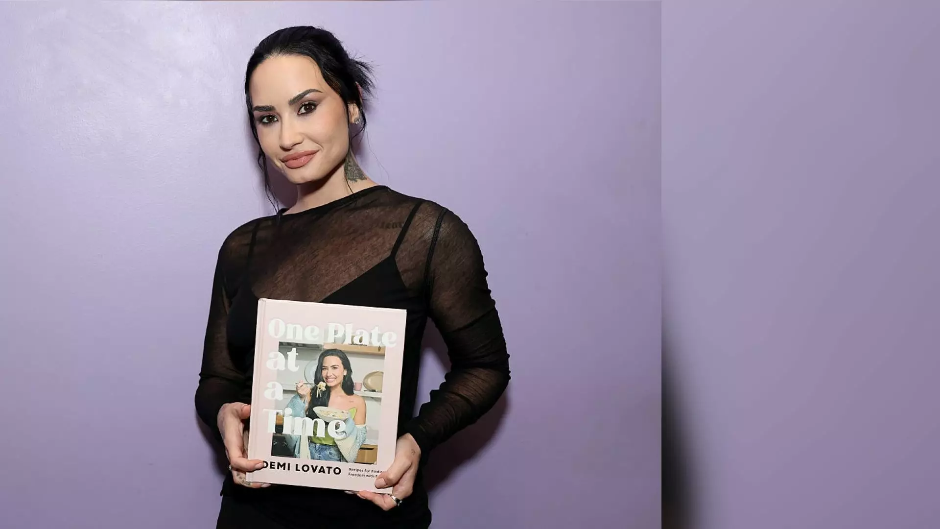 Demi Lovato și-a surprins fanii cu un obiect vestimentar aparte. Ce a purtat artista într-un video pe TikTok | GALERIE FOTO