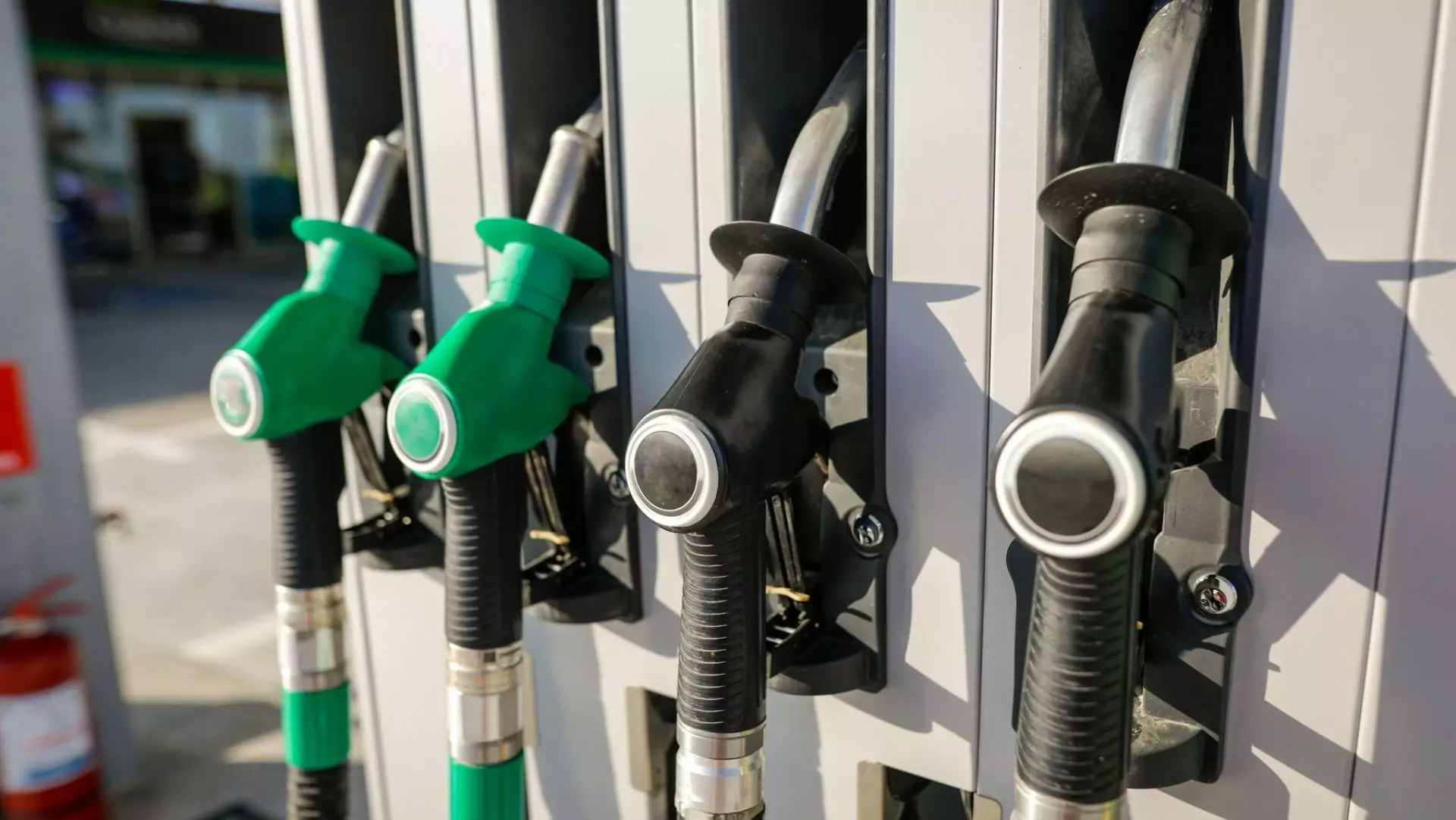 Noi scumpiri la pompă, peste noapte. Cât au ajuns să coste motorina și benzina în stațiile OMV Petrom și Rompetrol