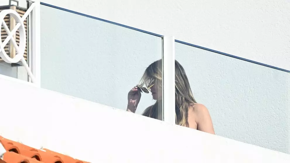 Paparazzii au surprins-o în ipostaze șoc! Celebra vedetă a ieșit pe balcon în minimum de haine