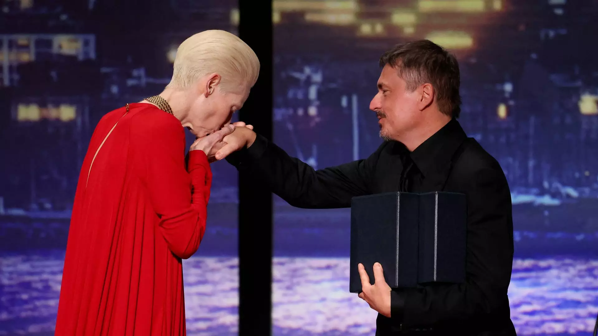 Farmecul filmului. De ce i-a sărutat marea actriță Tilda Swinton mâna lui Cristian Mungiu, la înmânarea trofeului Palme d'Or