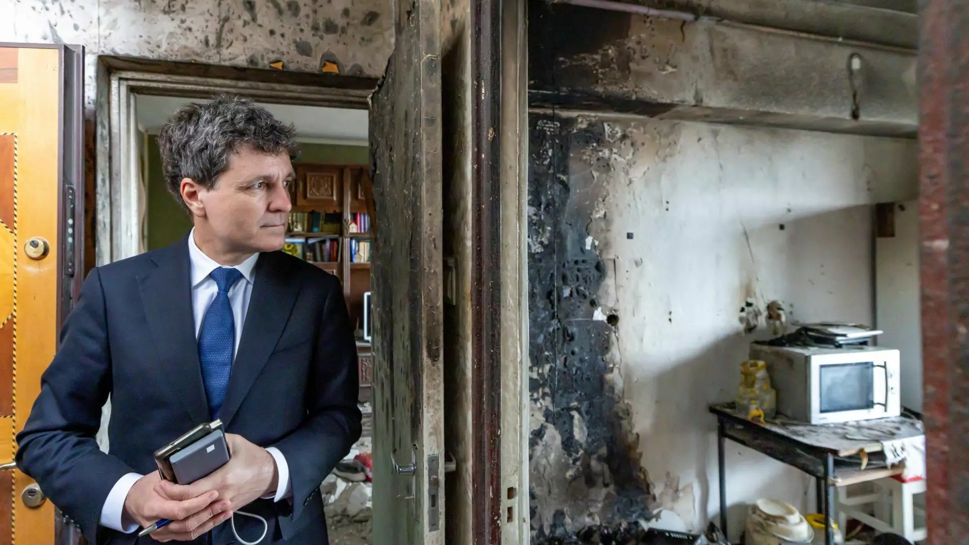 Imagini din apartamentul distrus de drona rusească în Galați, postate de Nicușor Dan. GALERIE FOTO