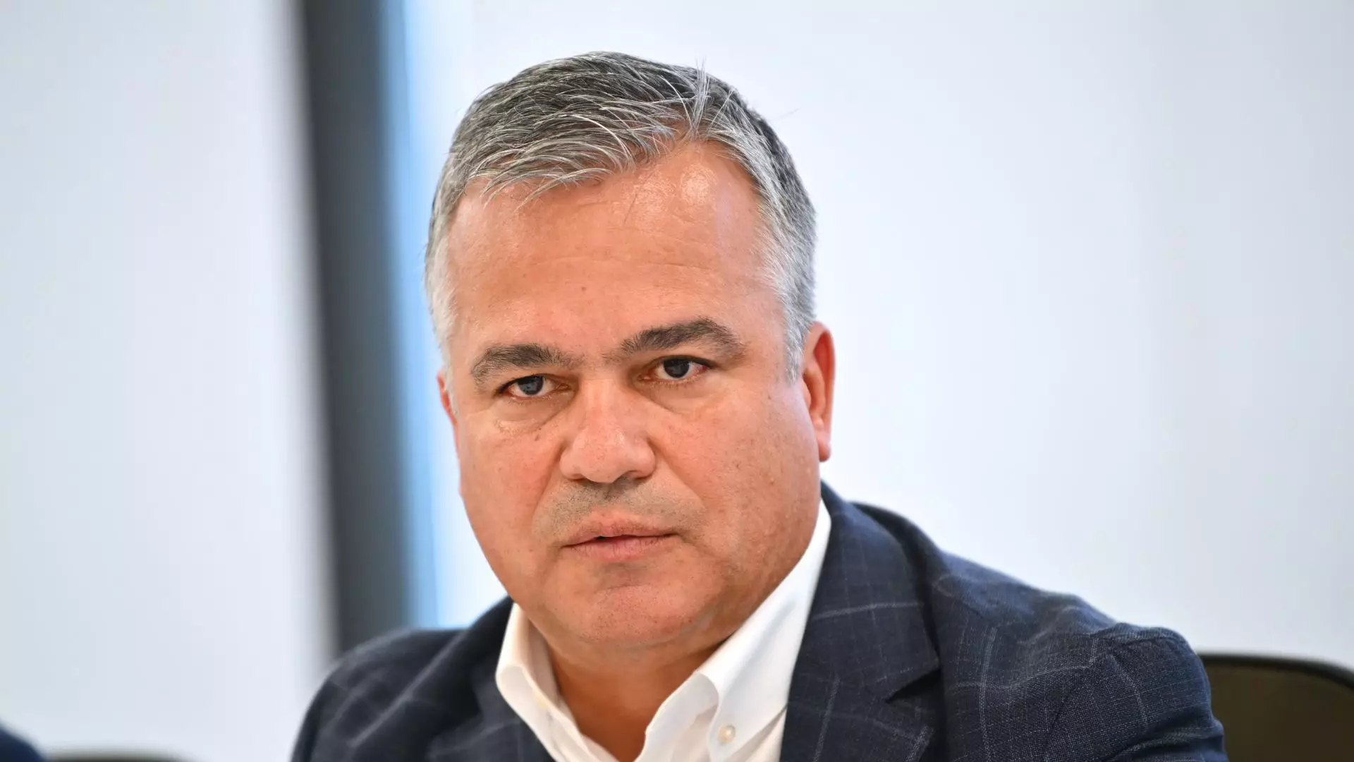 Tensiuni în PNL după desemnarea lui Adrian Veștea. Unii membri și-au anunțat susținerea. Conducerea se reunește luni