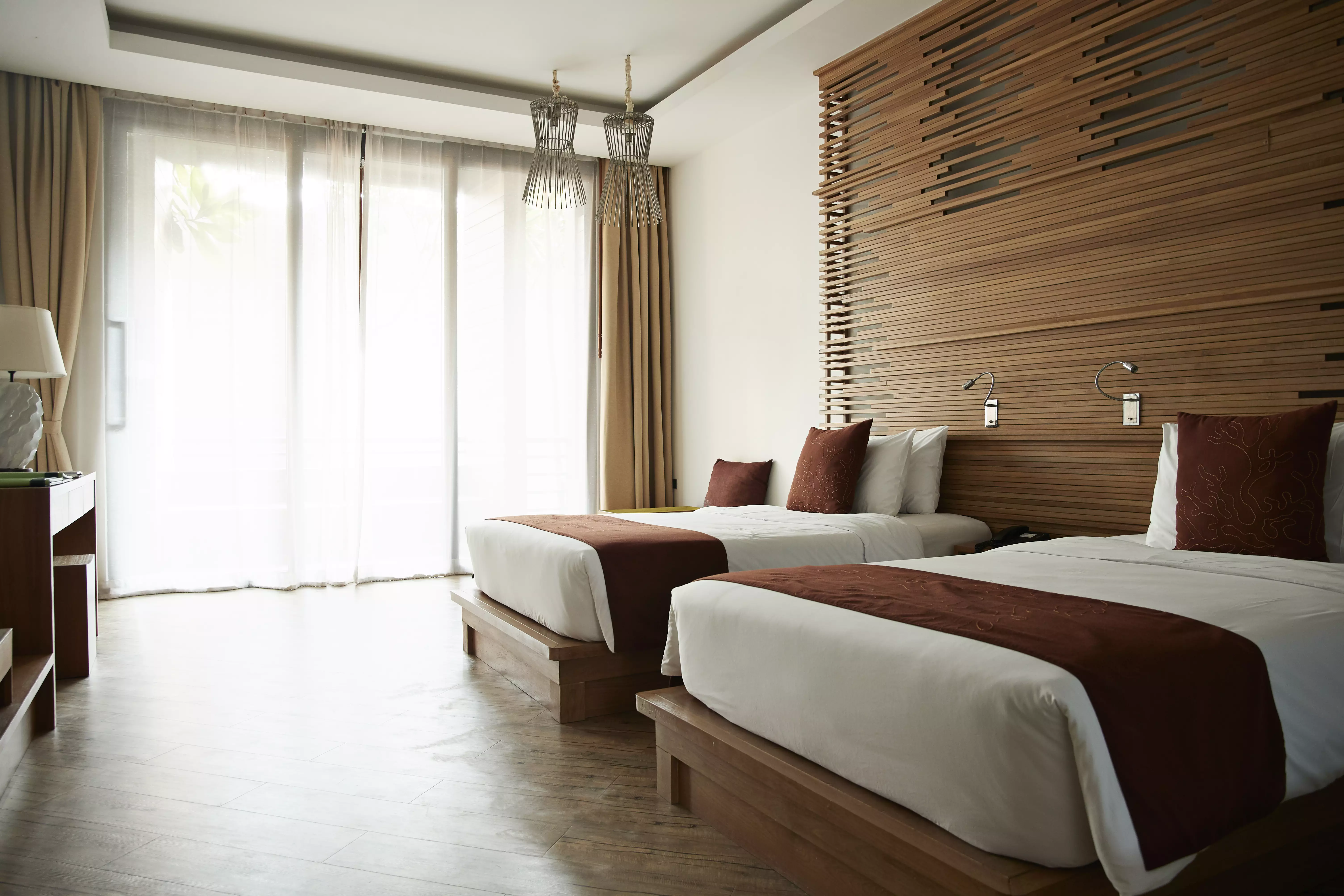 De ce ar trebui să arunci întotdeauna o sticlă de apă sub patul de hotel. Trucul poate fi extrem de util