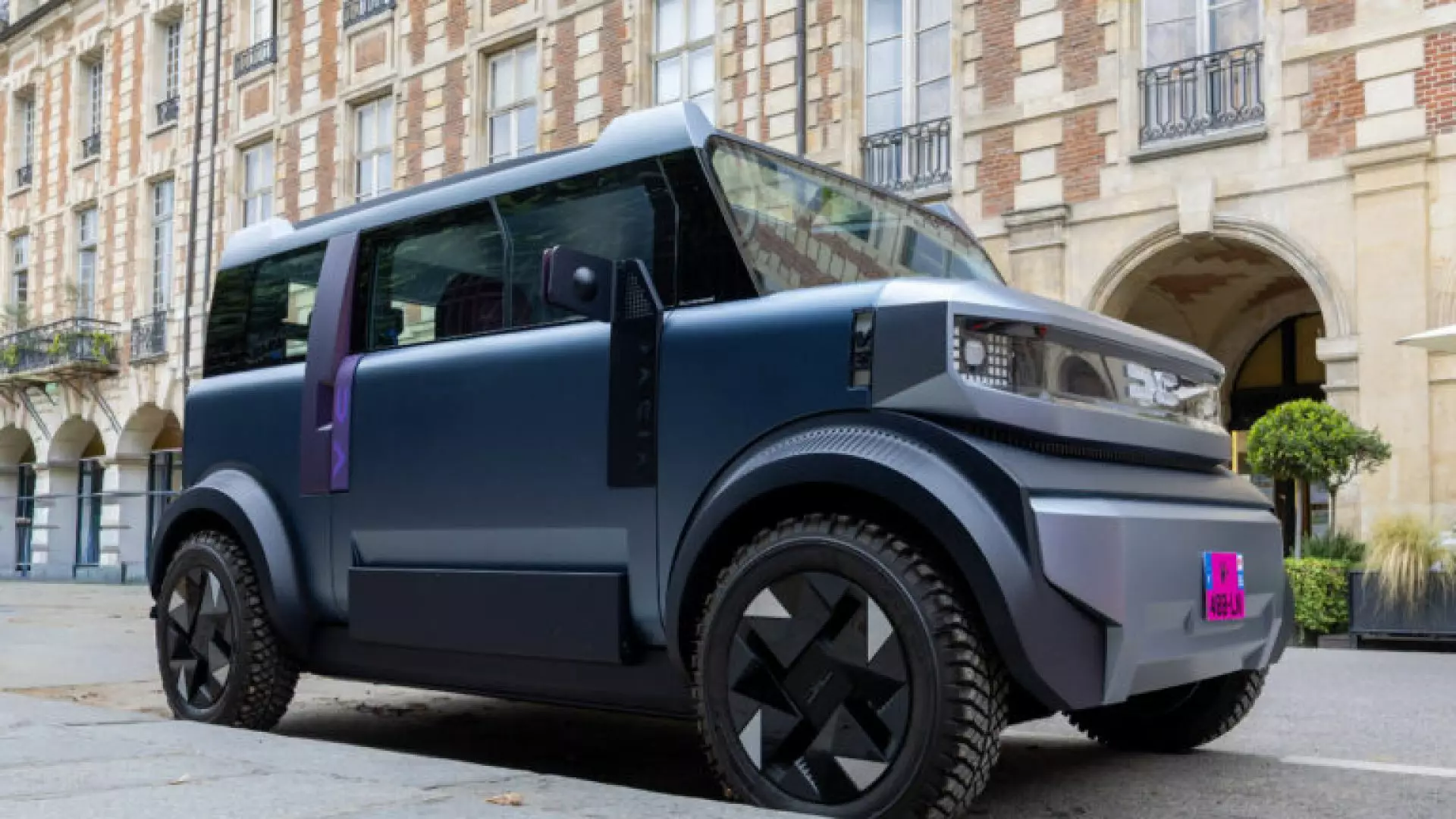 Dacia Hipster, pe străzile Parisului. Francezii au fost cuceriți: ”Cool și futurist, îmi place la nebunie!” | VIDEO