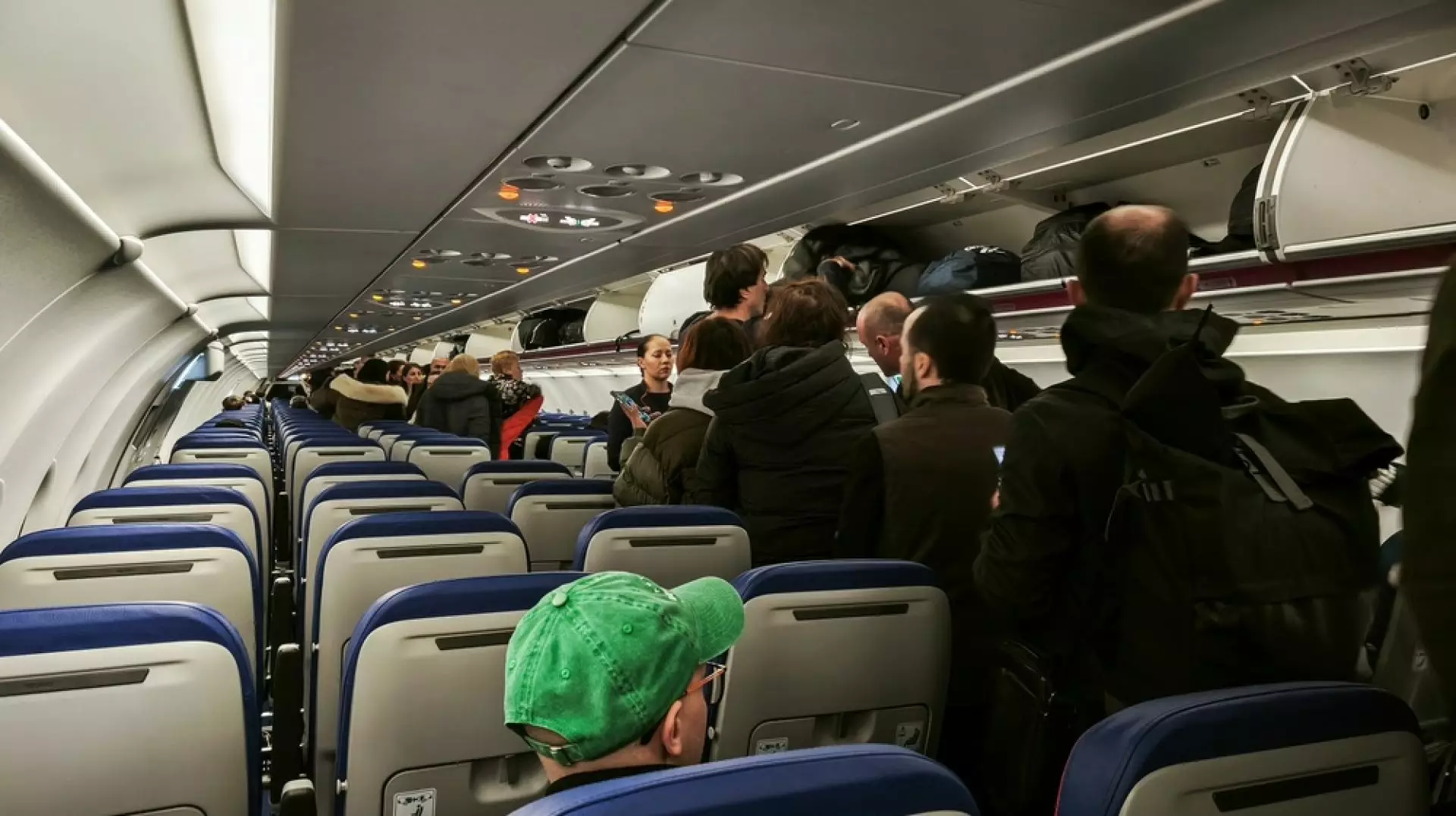 Un pasager a murit după ce a fost imobilizat de călători și echipaj într-un avion spre Manchester. Au fost deschise anchete