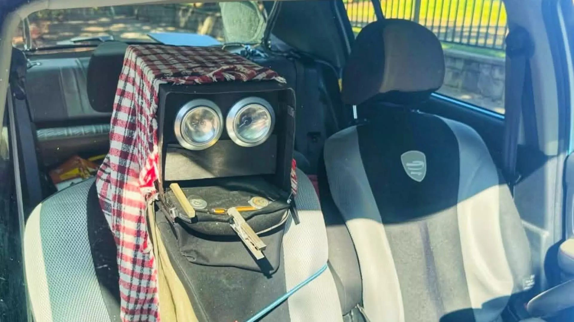 Radar fals, din două doze de bere, pus într-o Dacia pe marginea drumului de un localnic exasperat. Apare chiar și pe Waze