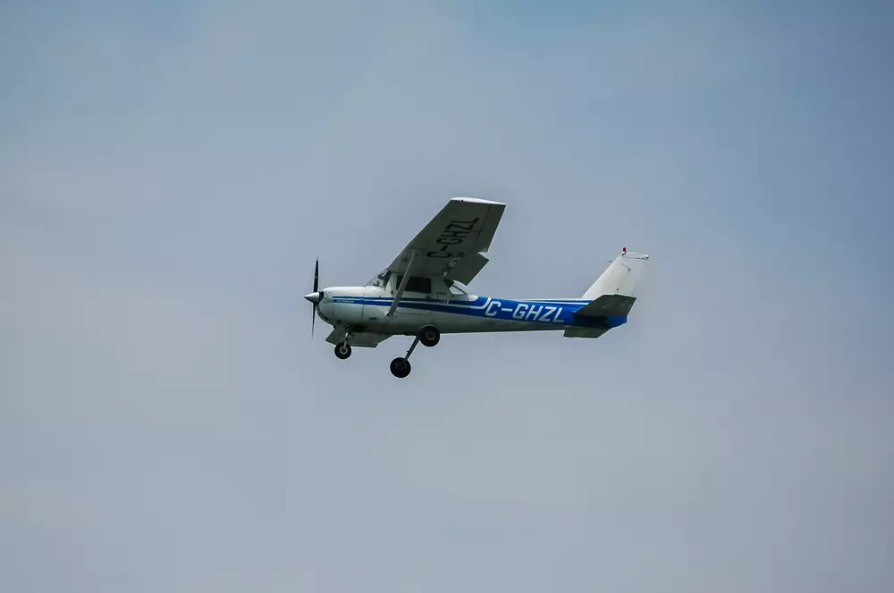 Un instructor de zbor s-a aruncat din avion în timpul unui antrenament, în Argentina. Eleva a reușit să aterizeze singură