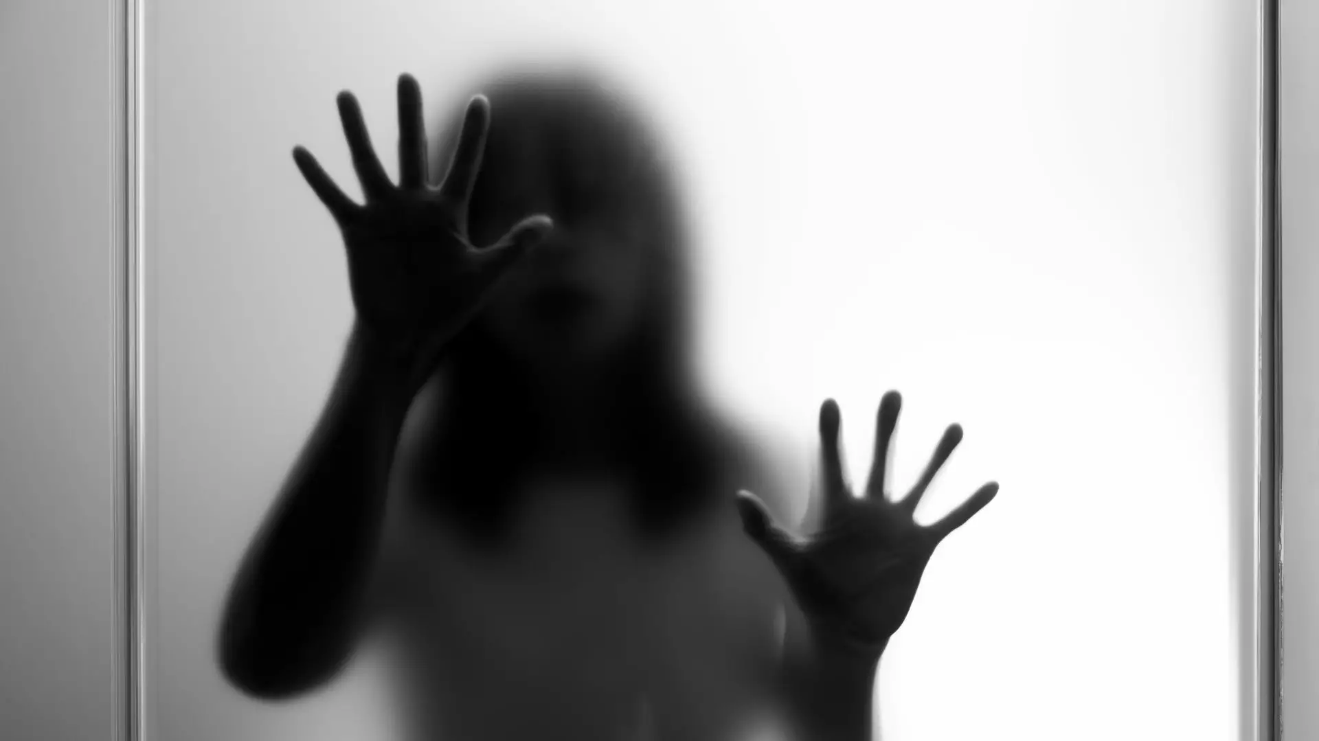 ”Psycho” maghiar. Un bărbat a atacat o femeie la duș, dar a fugit după ce aceasta l-a stropit cu apă. Ce a urmat