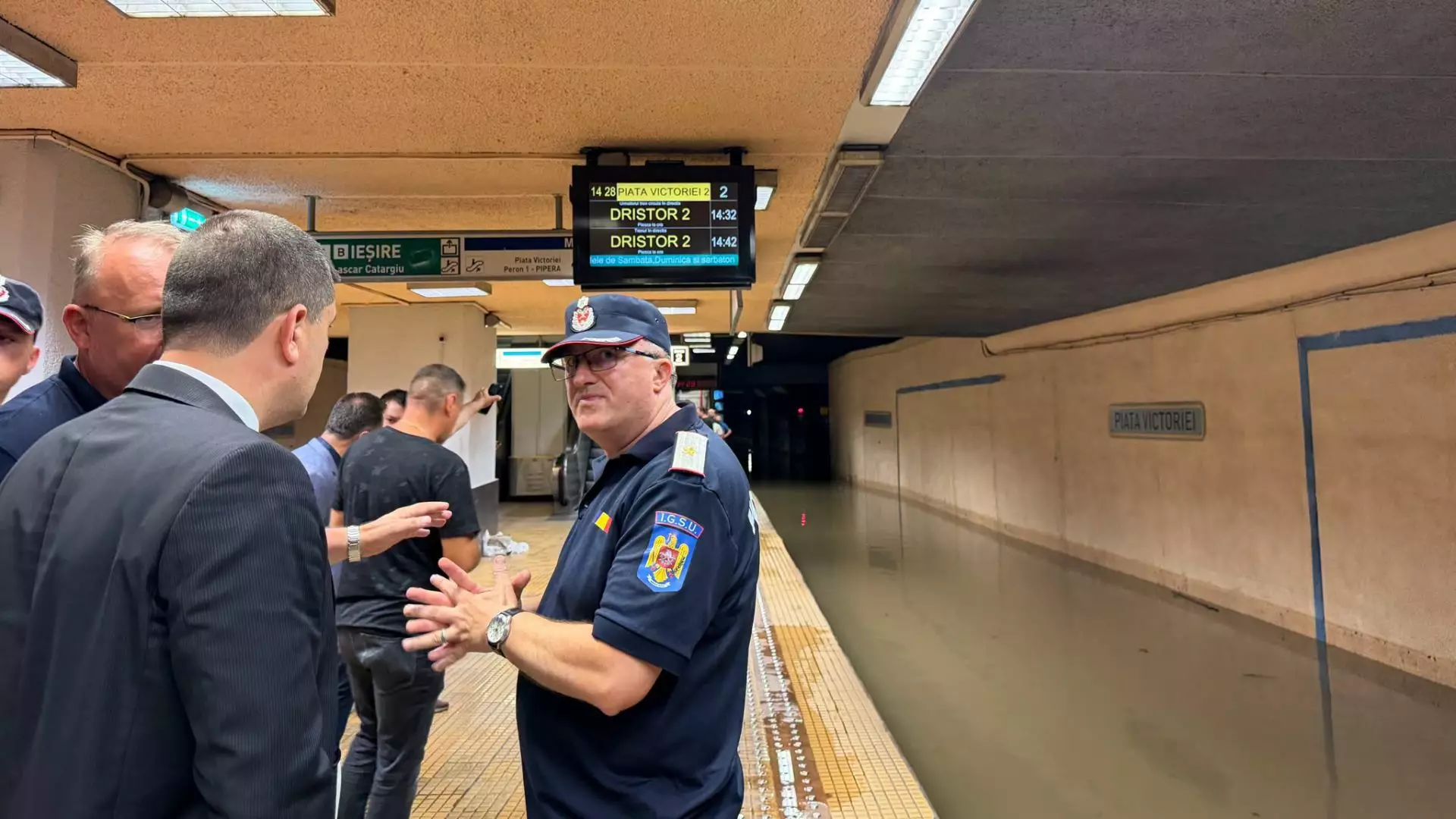 Ministrul Miruță ar fi putea fi infectat cu o bacterie periculoasă din apa care a inundat metroul. Angajată în stare gravă