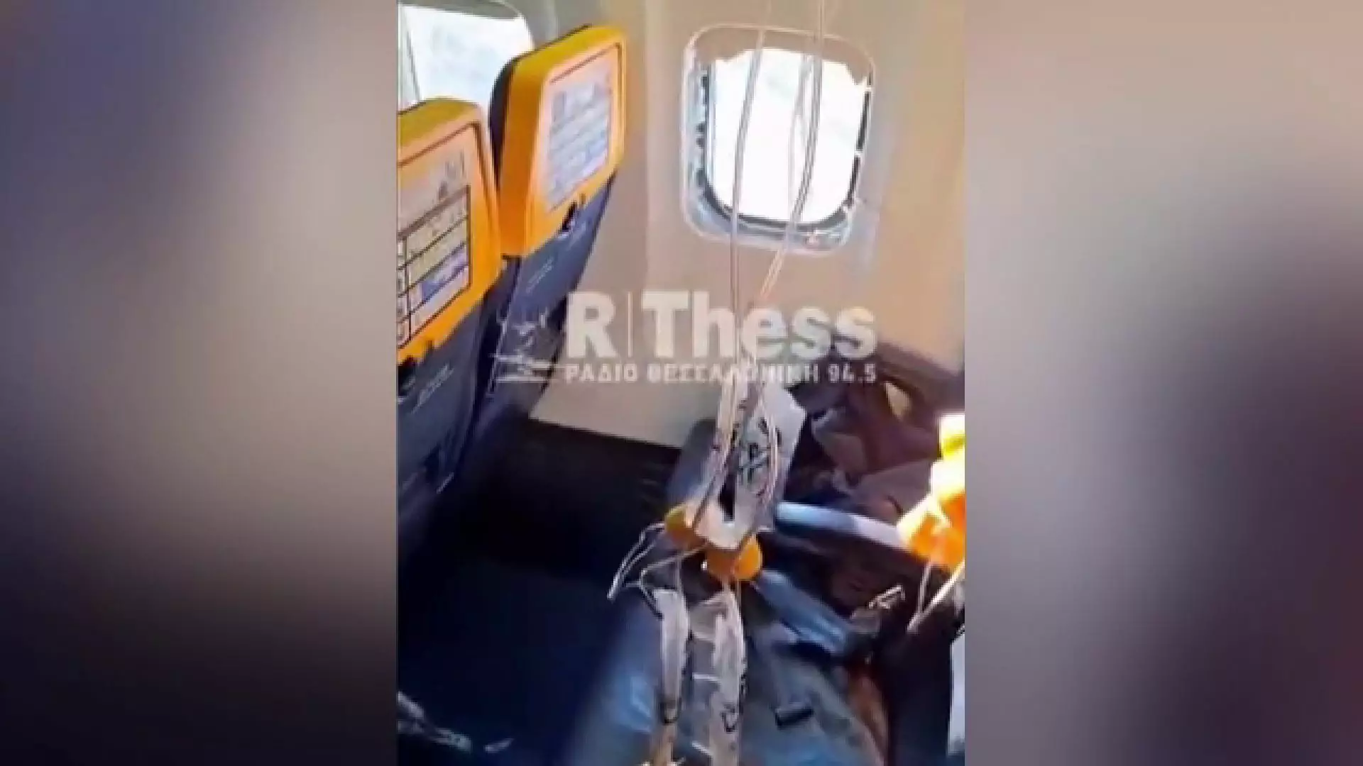 Hubloul unui avion Ryanair care zbura spre Munchen s-a spart în timpul zborului. Un pasager a fost rănit. VIDEO