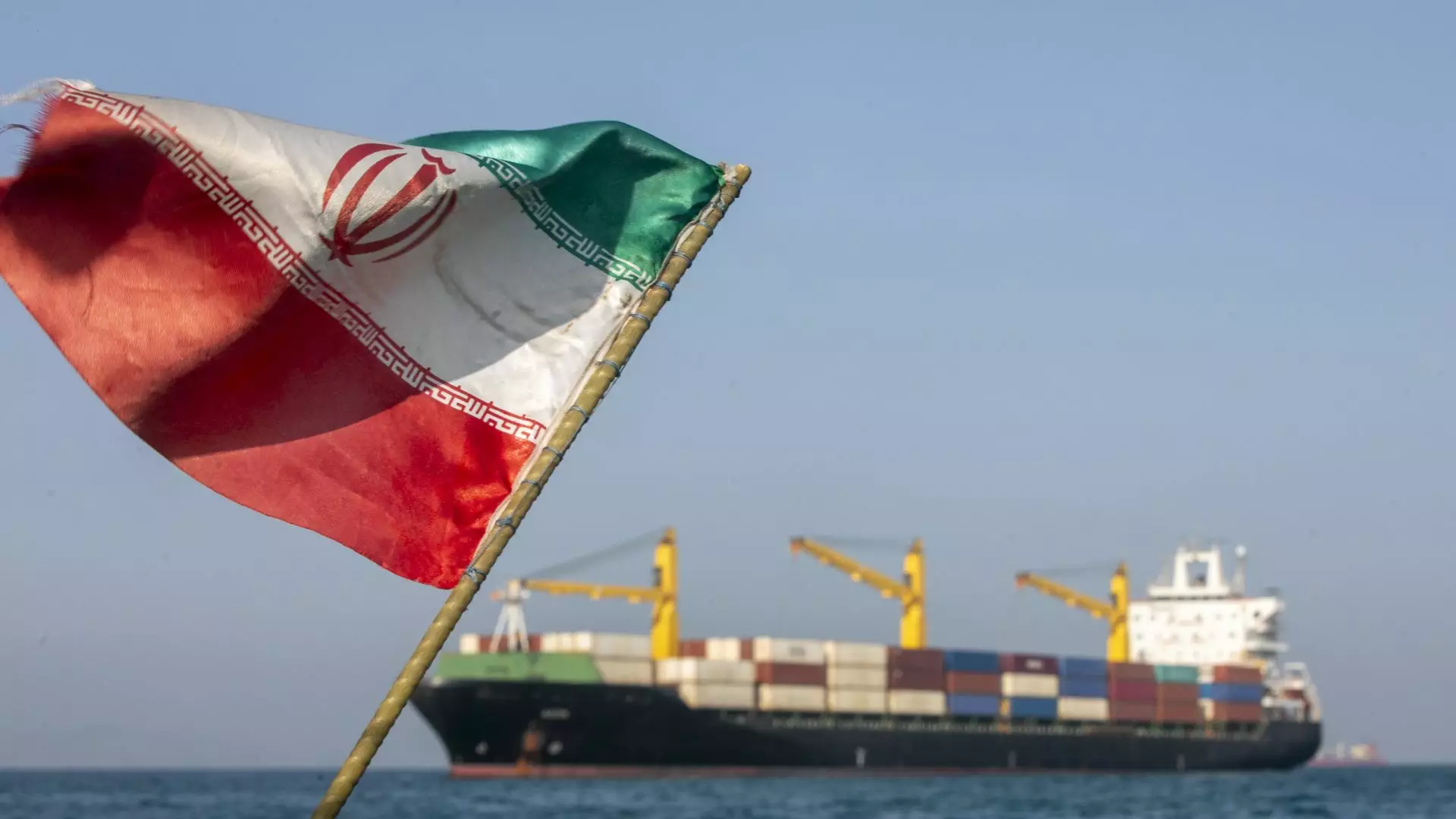 Noi atacuri americane în zona Strâmtorii Ormuz, la scurt timp după ce Trump a susținut că e deschisă. Anunțul făcut de Iran
