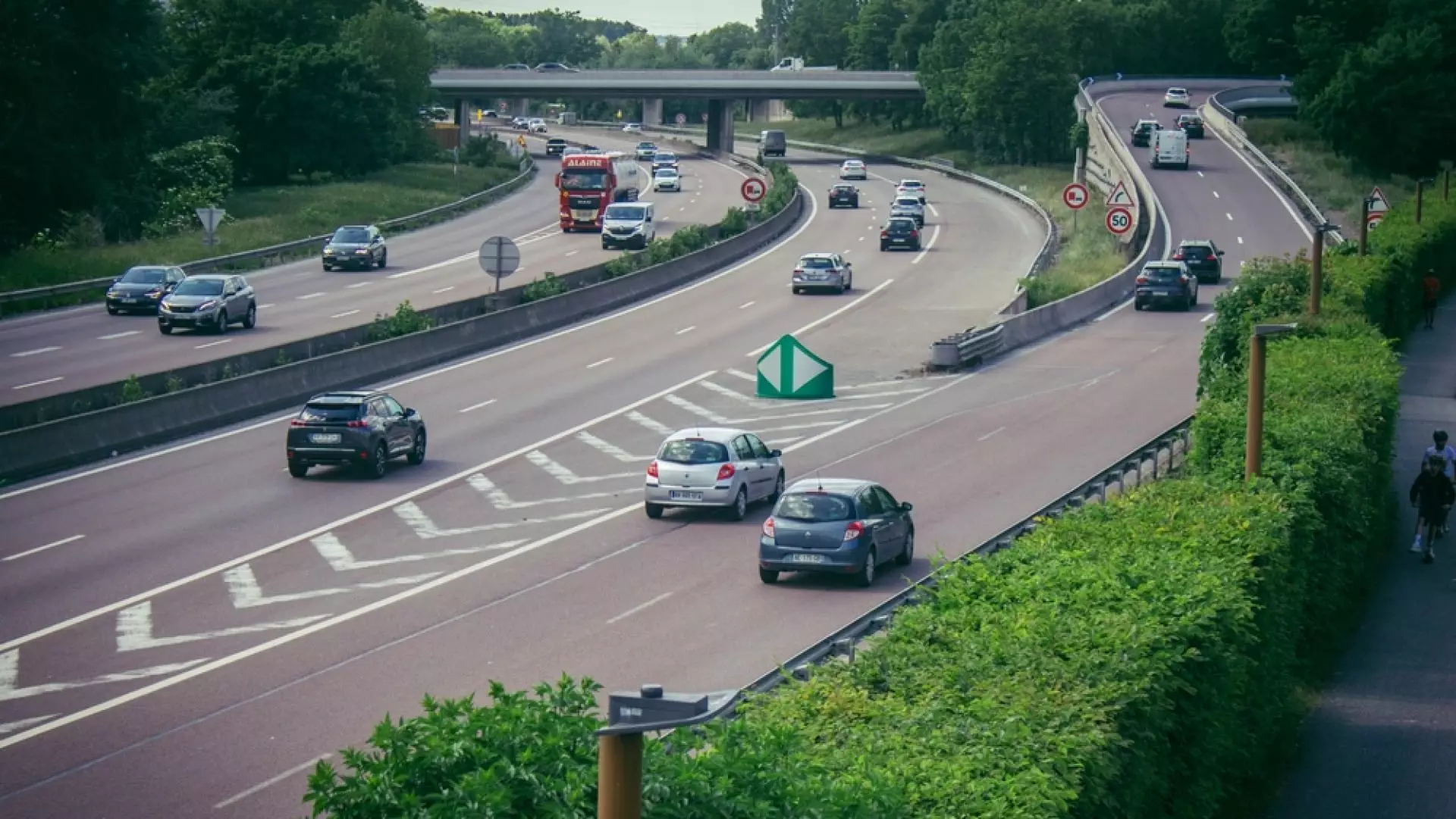 Un bărbat și-a abandonat iubita pe o autostradă din Franța, după o ceartă pe banda de urgență, și riscă un an de închisoare