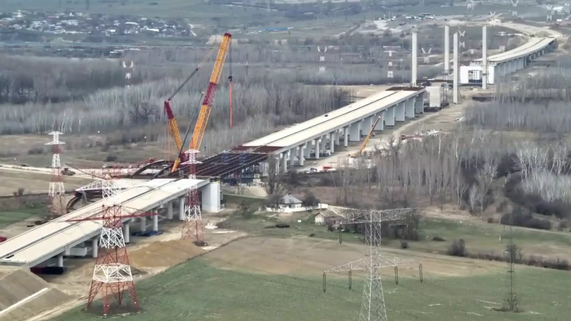 Ploile au oprit lucrările la unul dintre cele mai importante proiecte de infrastructură rutieră din România. Anunțul CNAIR