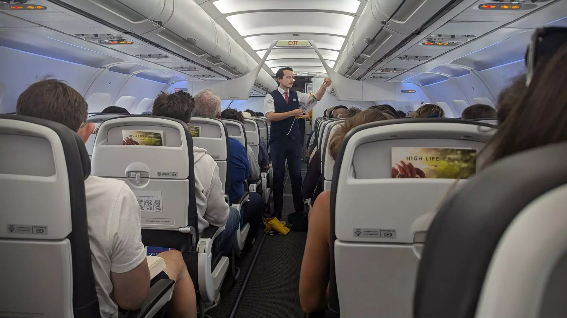 Un bărbat care și-a uitat portofelul într-un avion l-a găsit la sute de kilometri, după două zile „Am zburat până acolo”