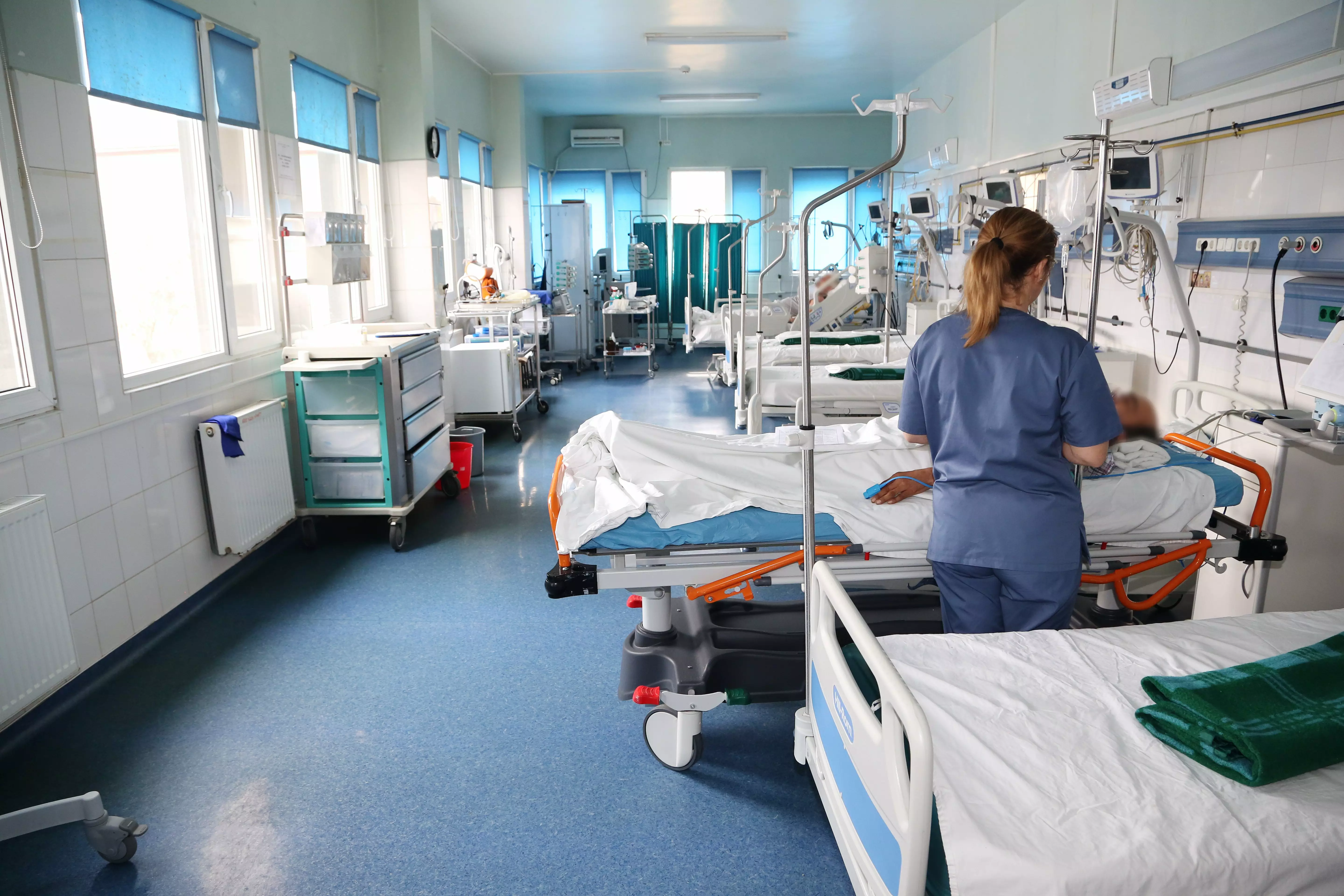 Criză de personal în spitale. Guvernul a deblocat doar 22 de posturi din cele 7.600 cerute de Ministerul Sănătății