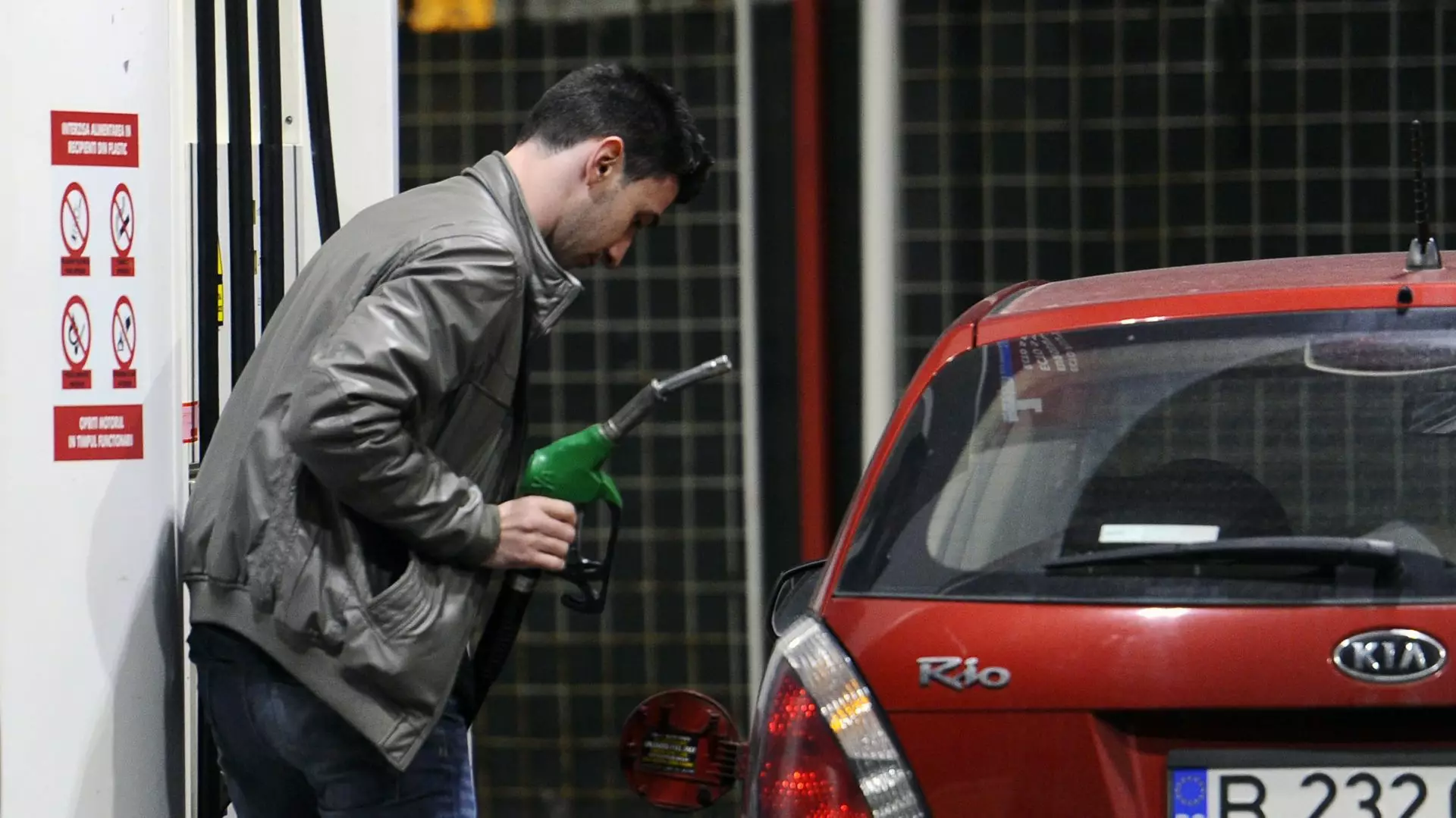 România are cea mai scumpă motorină și benzină dintre vecini. Unde sunt cele mai mici prețuri la carburanți din UE