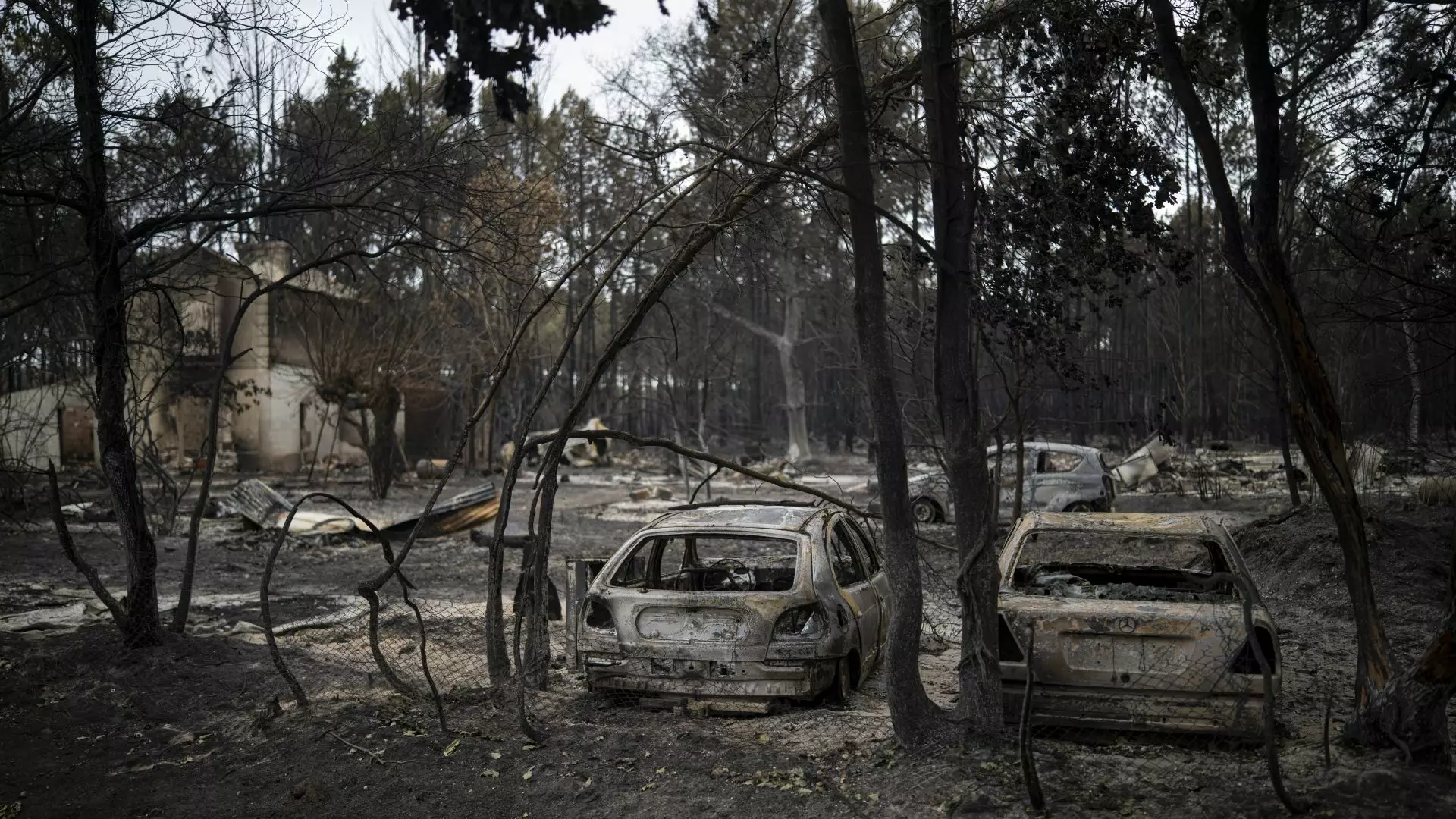 Iadul din Franța în imagini. Incendiul a generat o furtună cu fulgere care poate porni noi focuri | GALERIE FOTO