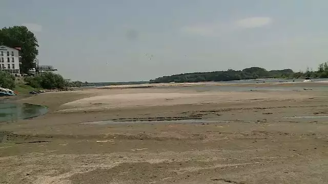 Dunărea a scăzut atât de mult, încât insula apărută la Galați separă în două ce a mai rămas din fluviu. Perspective sumbre