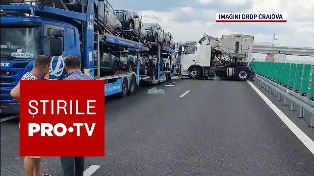 Accident după ce două trailere cu mașini au oprit pe un drum expres. Un TIR condus de un șofer neatent le-a lovit