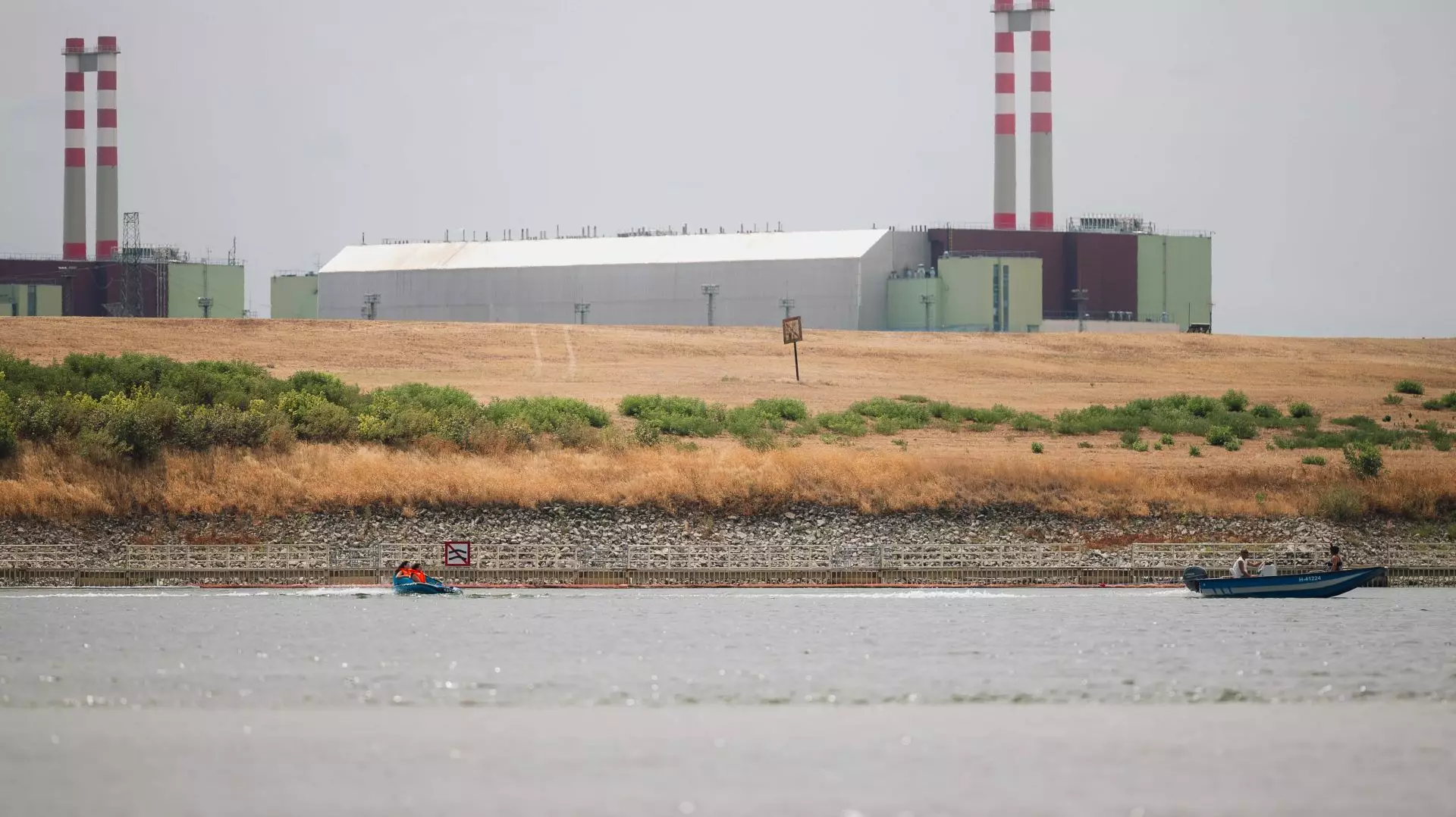 Ungaria a mobilizat armata pentru construirea unui baraj pe Dunăre. Ungurii scufundă și ei barje pentru centrala nucleară
