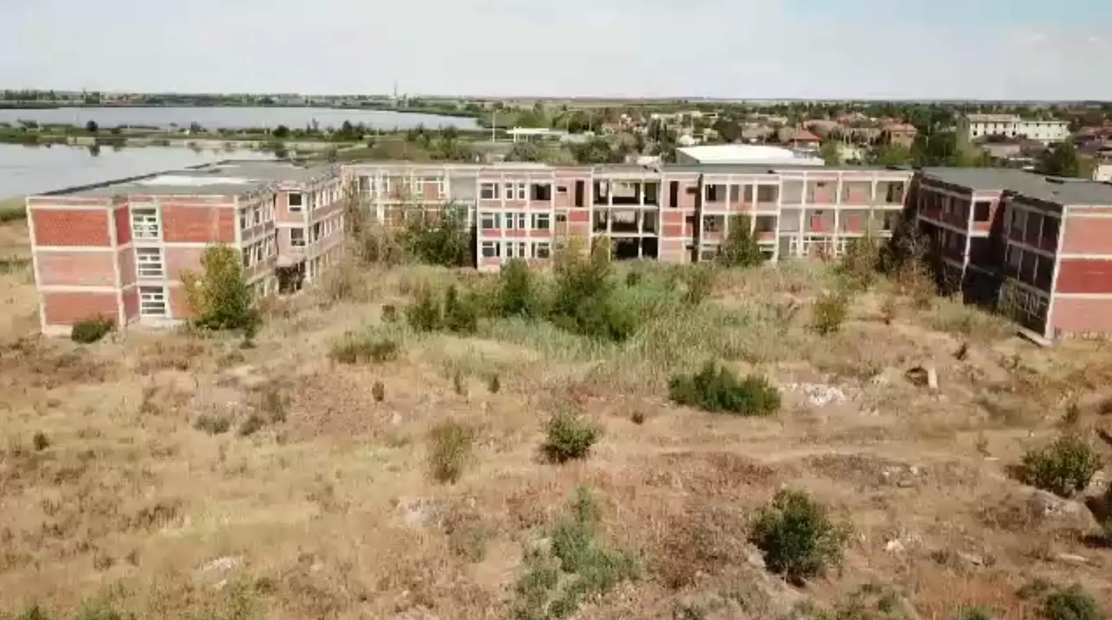 6 milioane de euro pentru un campus care nu a primit niciodată elevi. După aproape 20 de ani, construcția este o ruină