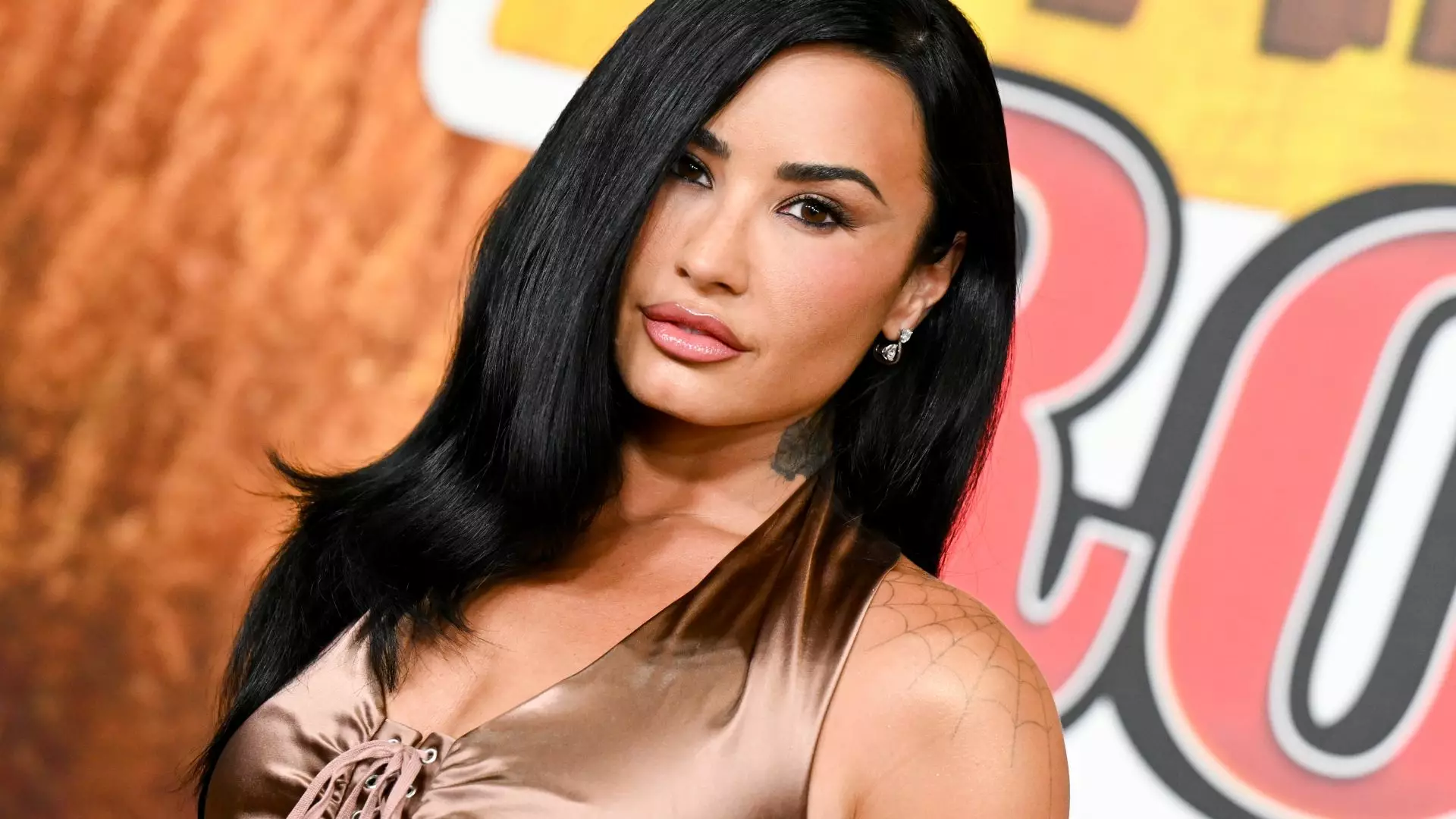 Demi Lovato, apariție spectaculoasă într-o rochie mulată la premiera „Camp Rock 3” | GALERIE FOTO
