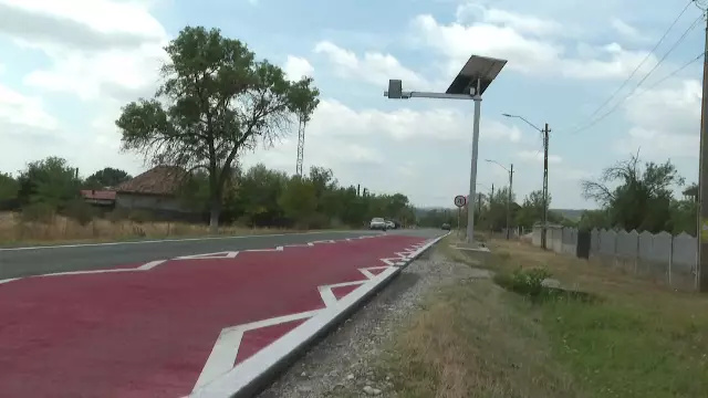 Ce este „covorul roșu”, marcajul rutier dedicat șoferilor vitezomani. Măsura este aplicată în 145 de localități