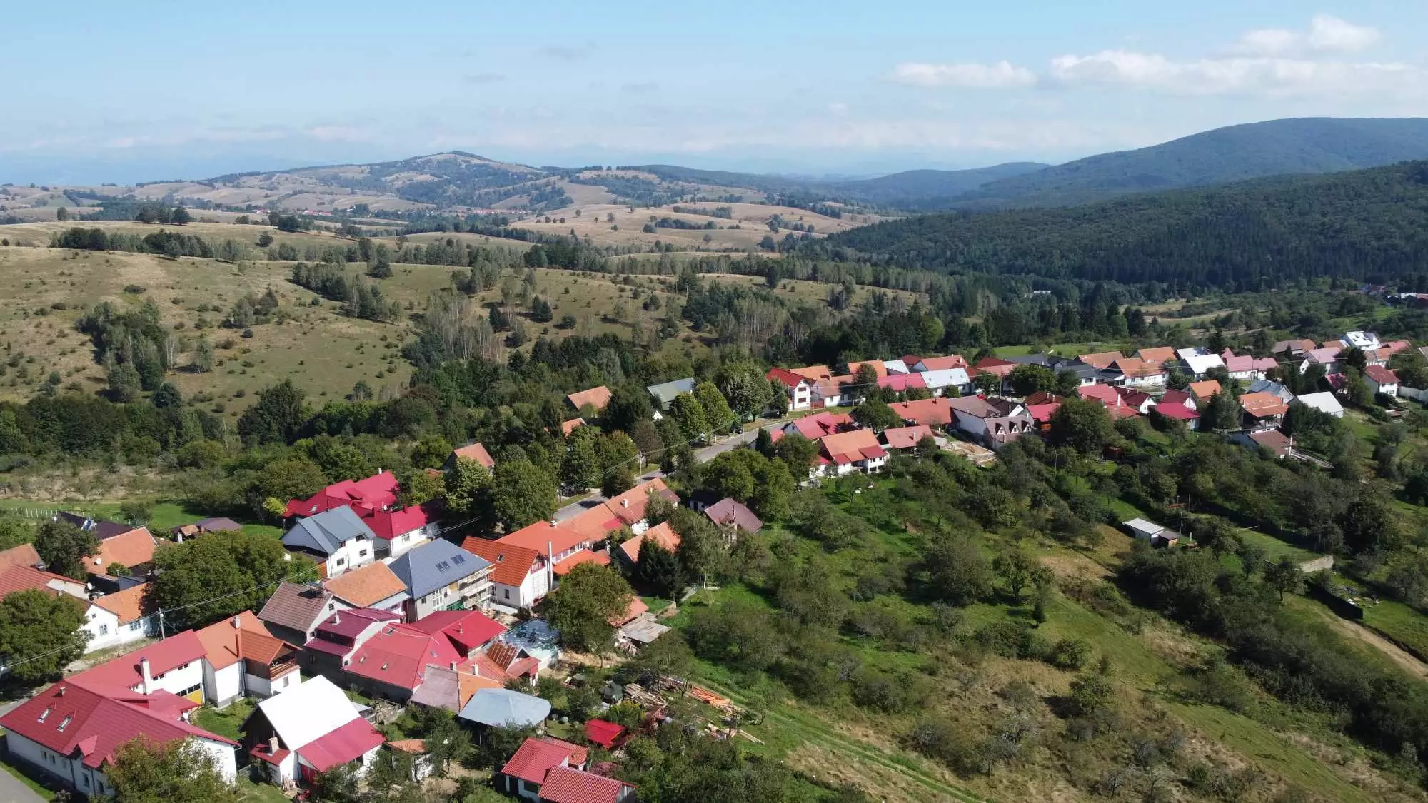 Comuna fără niciun elev, unde statul construiește o școală și primarul vine la birou cu elicopterul. Miliarde pe sate fantomă