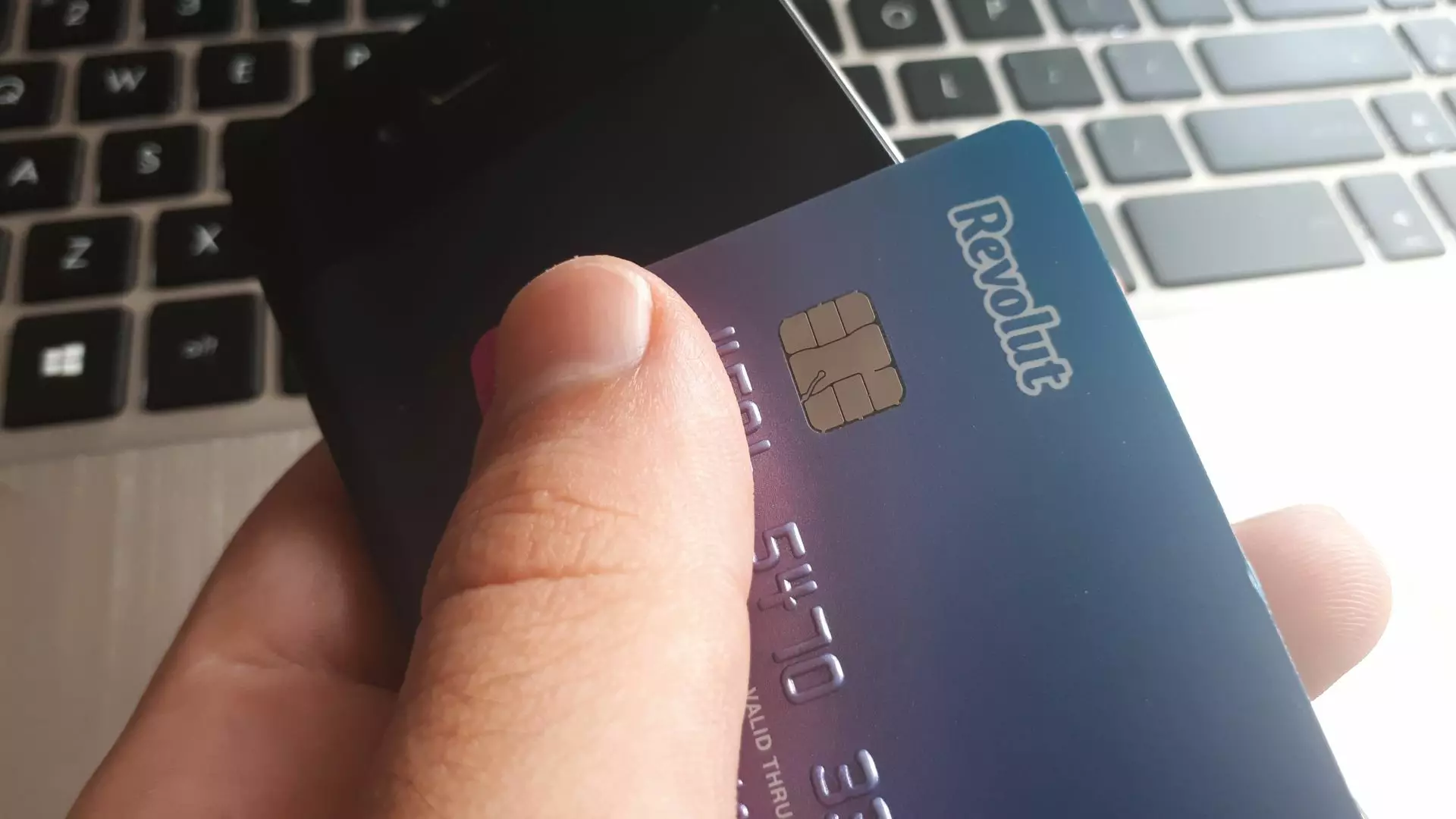 Breșă ireală de securitate. Revolut a trimis hackerilor informații complete despre clienți, inclusiv selfie de autentificare